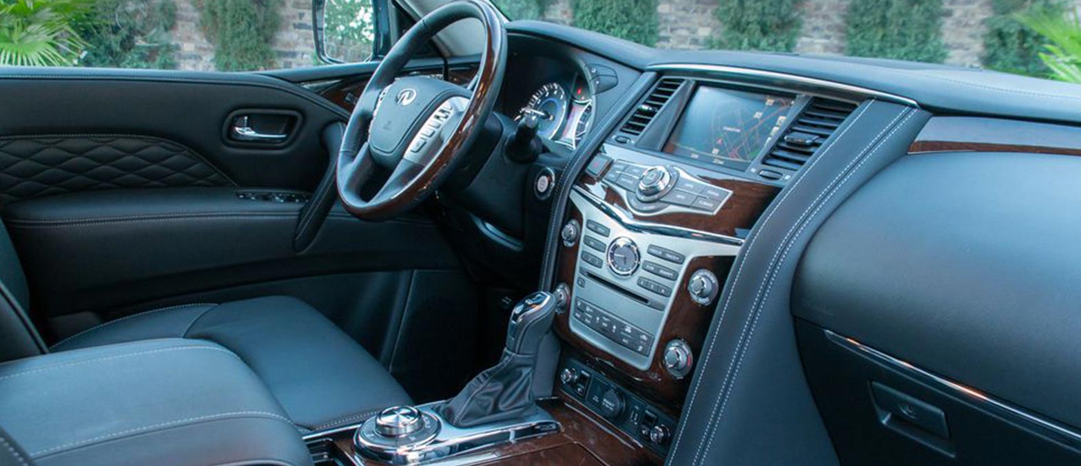 Infiniti QX80 interior and exterior views - Image 3