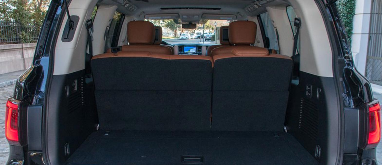 Infiniti QX80 interior and exterior views - Image 4