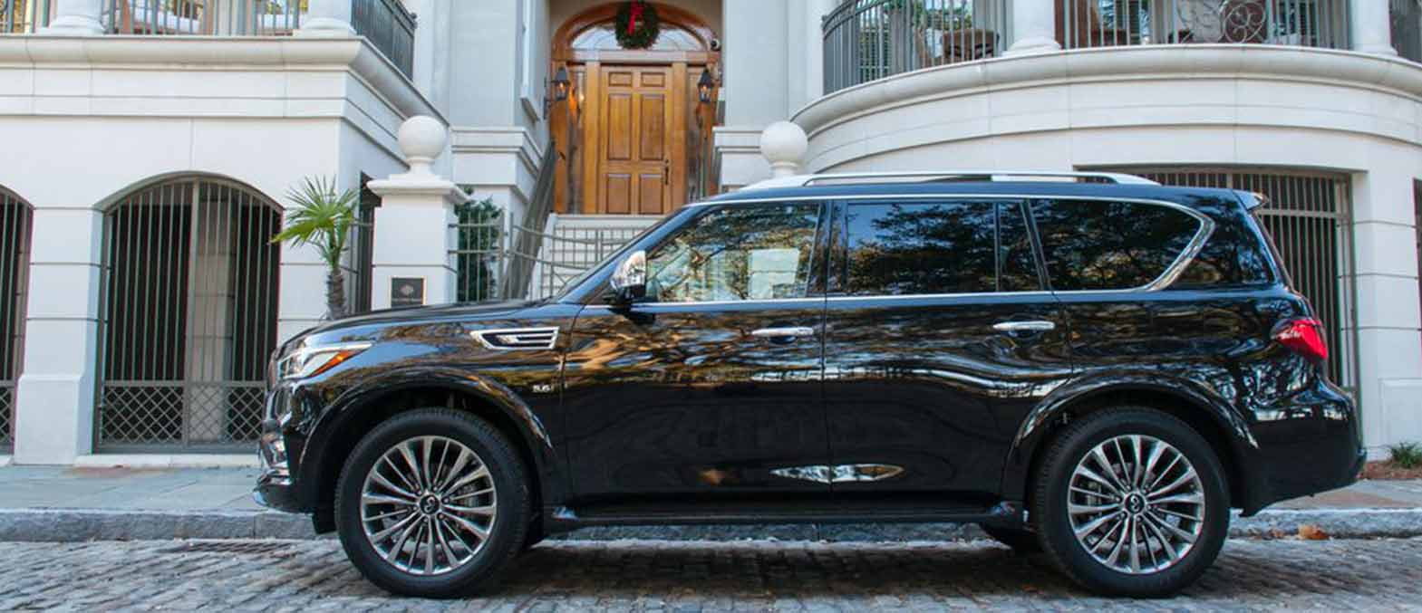 Infiniti QX80 interior and exterior views - Image 5