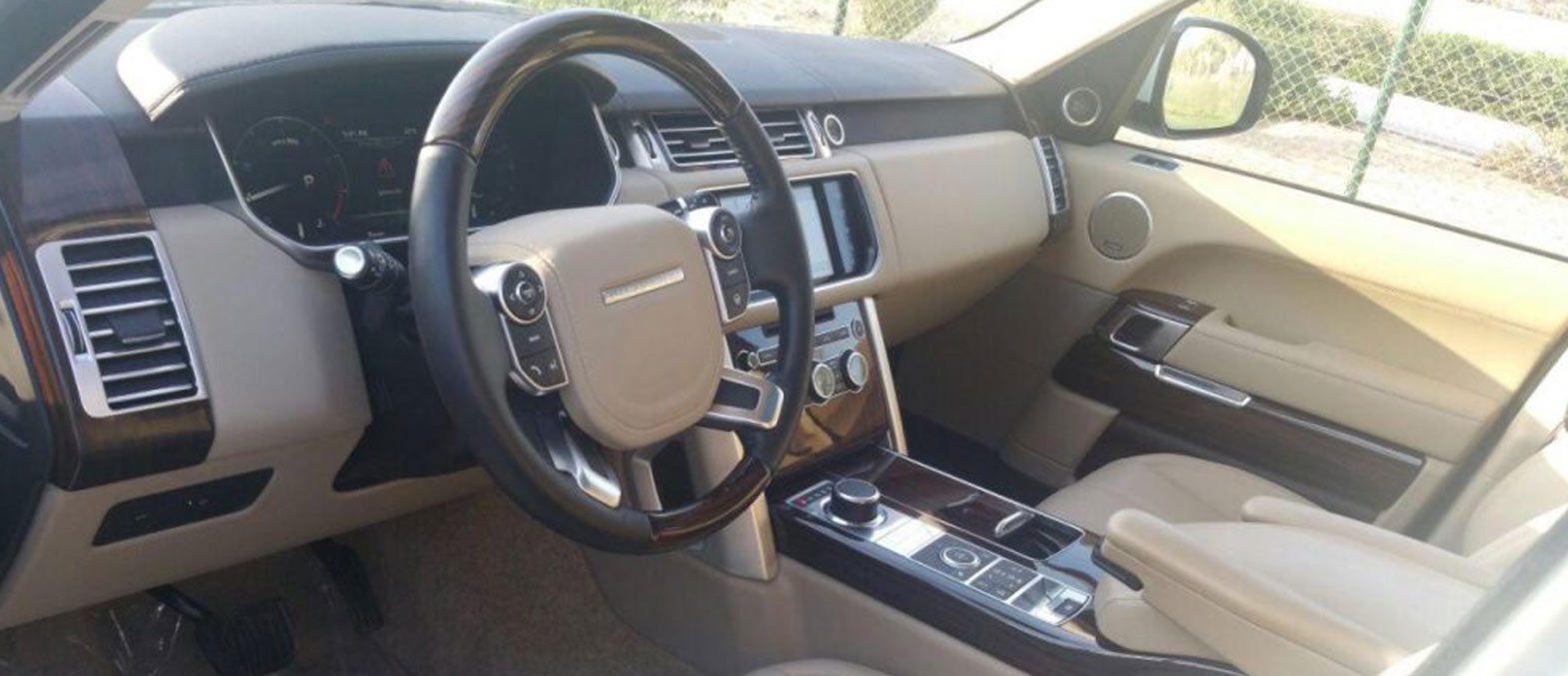 Range Rover Vogue interior and exterior views - Image 3