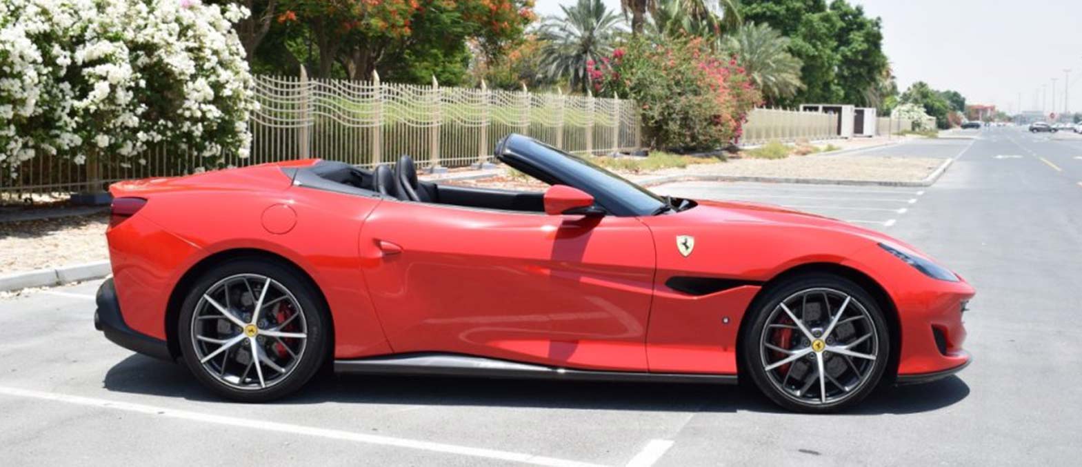 Ferrari Portofino interior and exterior views - Image 4
