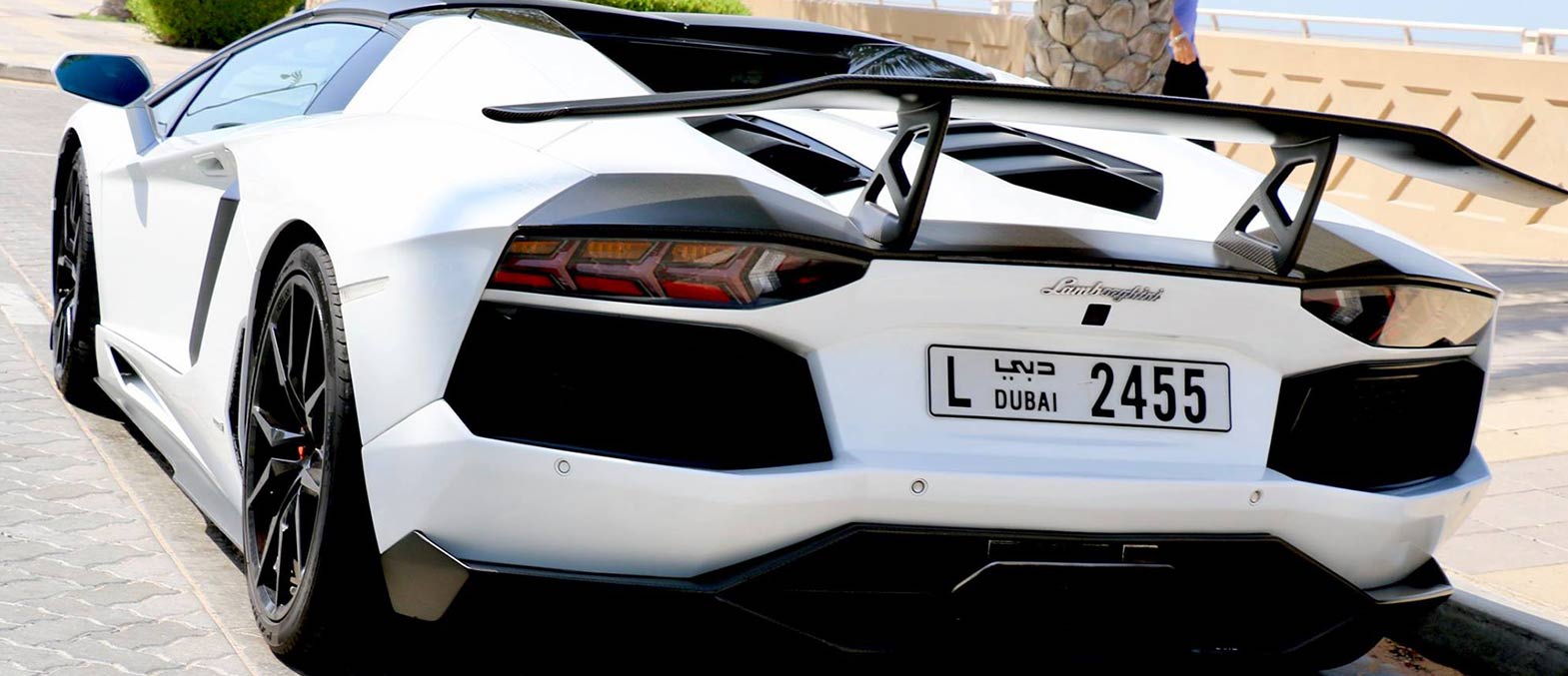 Lamborghini Aventador LP700 interior and exterior views - Image 4