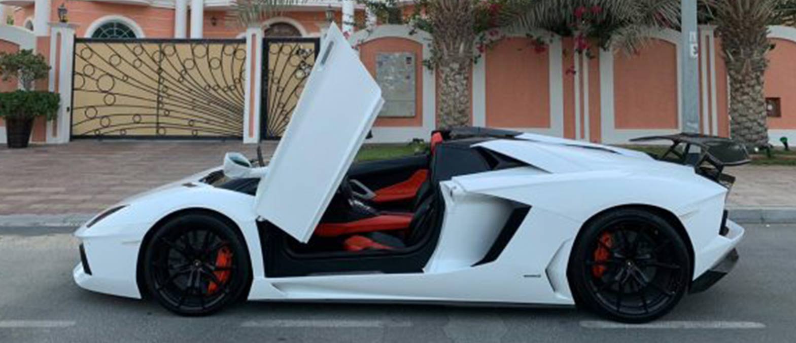 Lamborghini Aventador LP700 interior and exterior views - Image 3