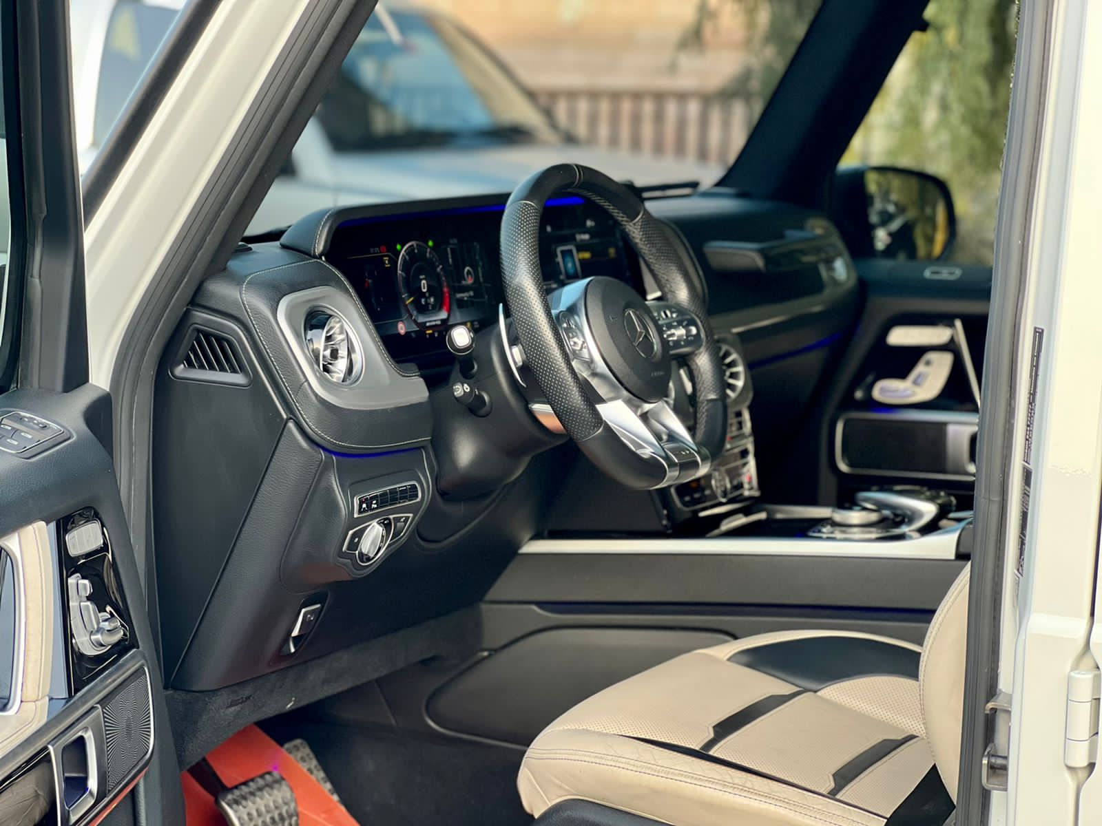 Mercedes G63 interior and exterior views - Image 5