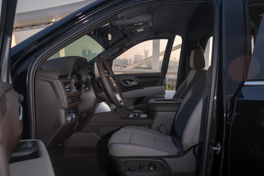 GMC Yukon interior and exterior views - Image 6