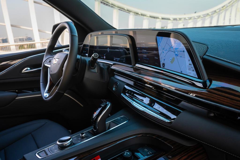 Cadillac Escalade interior and exterior views - Image 4
