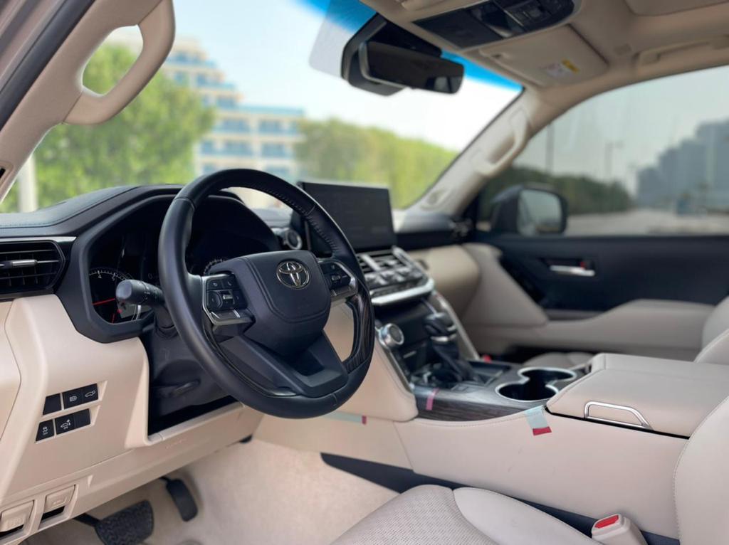 Toyota Land Cruiser interior and exterior views - Image 3