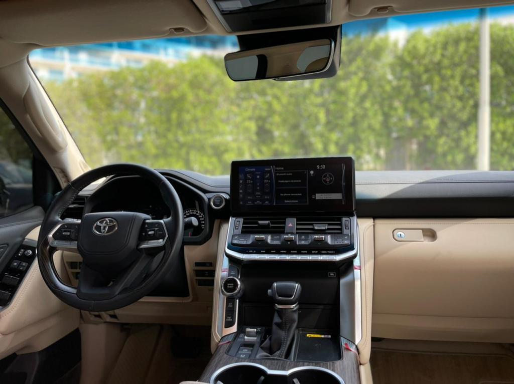 Toyota Land Cruiser interior and exterior views - Image 4