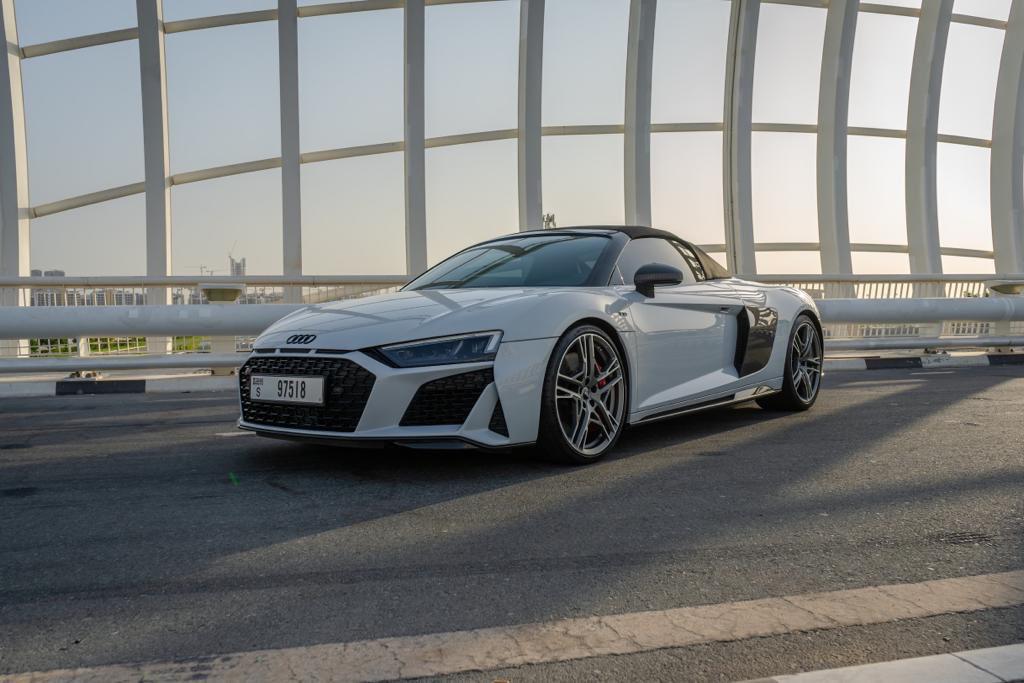 Audi R8 Spyder interior and exterior views - Image 1