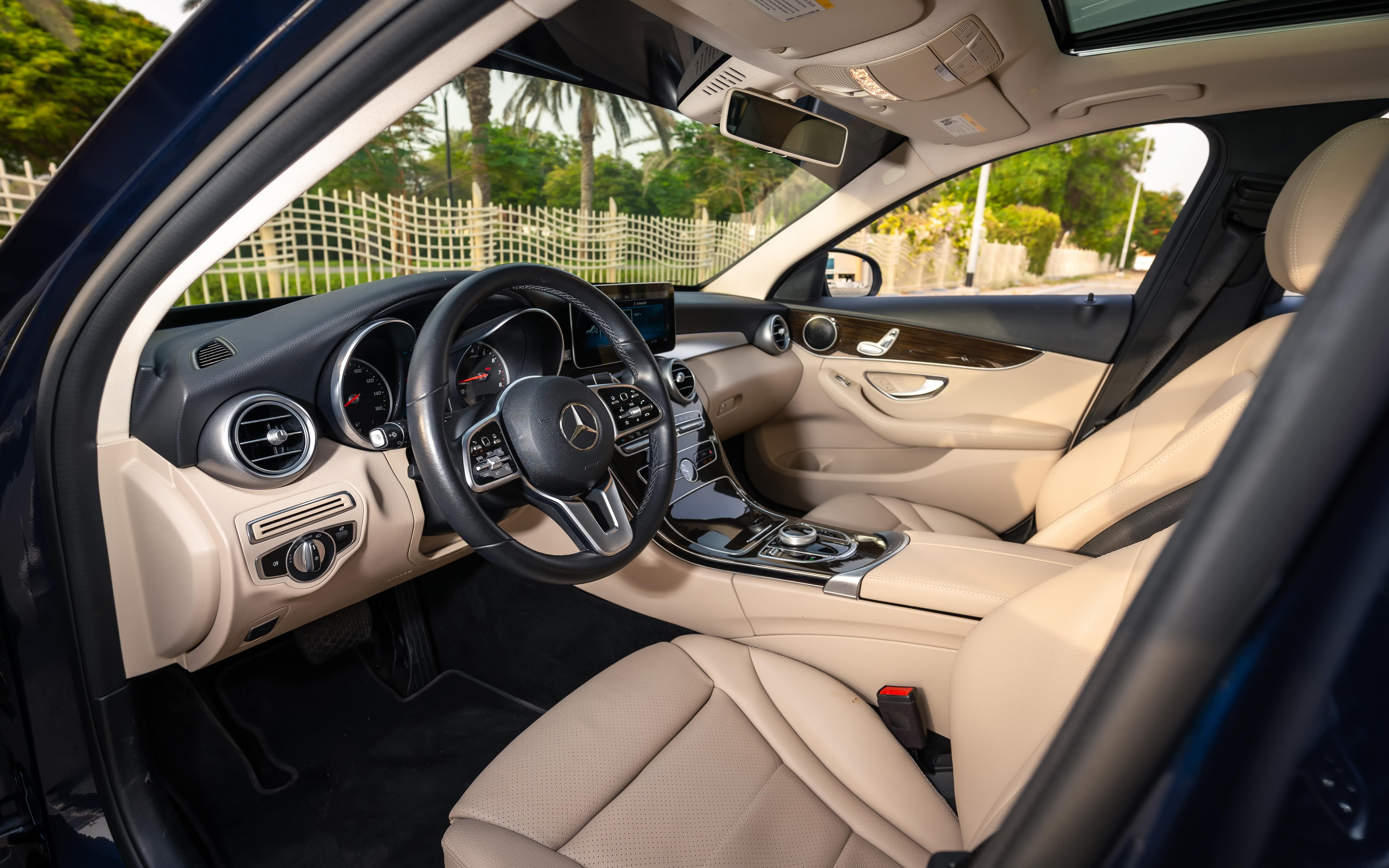 Mercedes C300 interior and exterior views - Image 5
