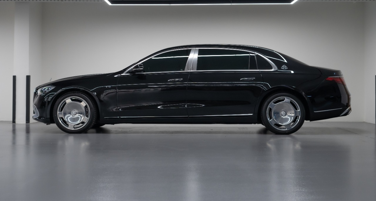 Mercedes Maybach s680 interior and exterior views - Image 4
