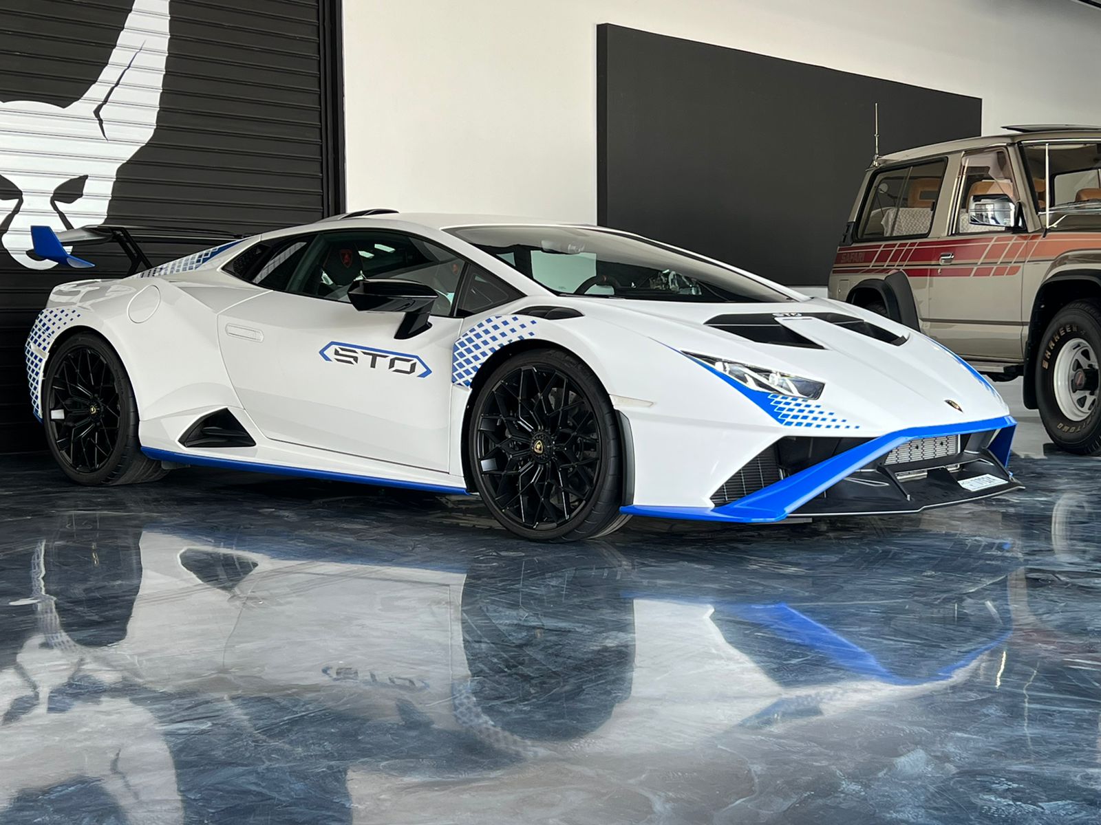 Lamborghini Huracan STO interior and exterior views - Image 2