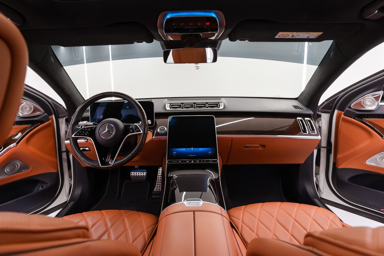 Mercedes S500 interior and exterior views - Image 5