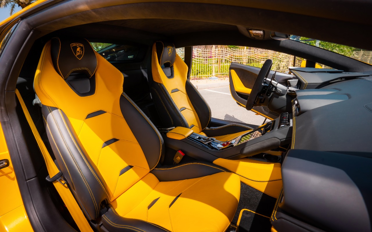 Lamborghini Huracan EVO interior and exterior views - Image 5