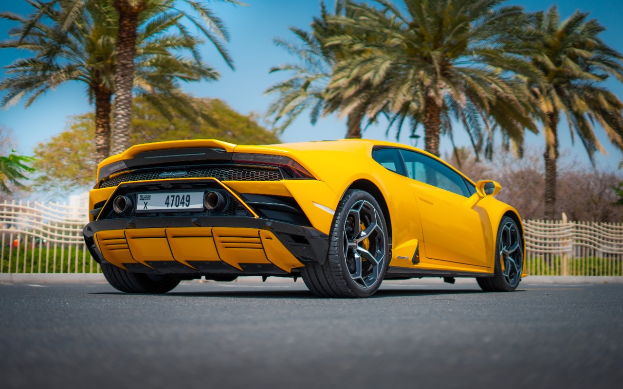 Lamborghini Huracan EVO interior and exterior views - Image 4