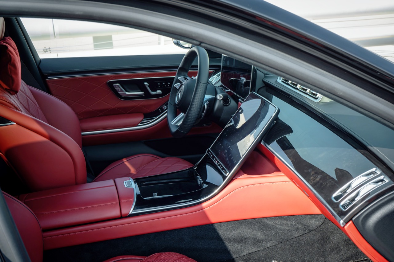 Mercedes S500 interior and exterior views - Image 3