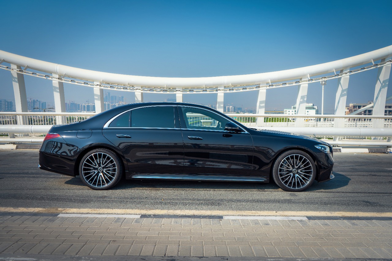 Mercedes S500 interior and exterior views - Image 4