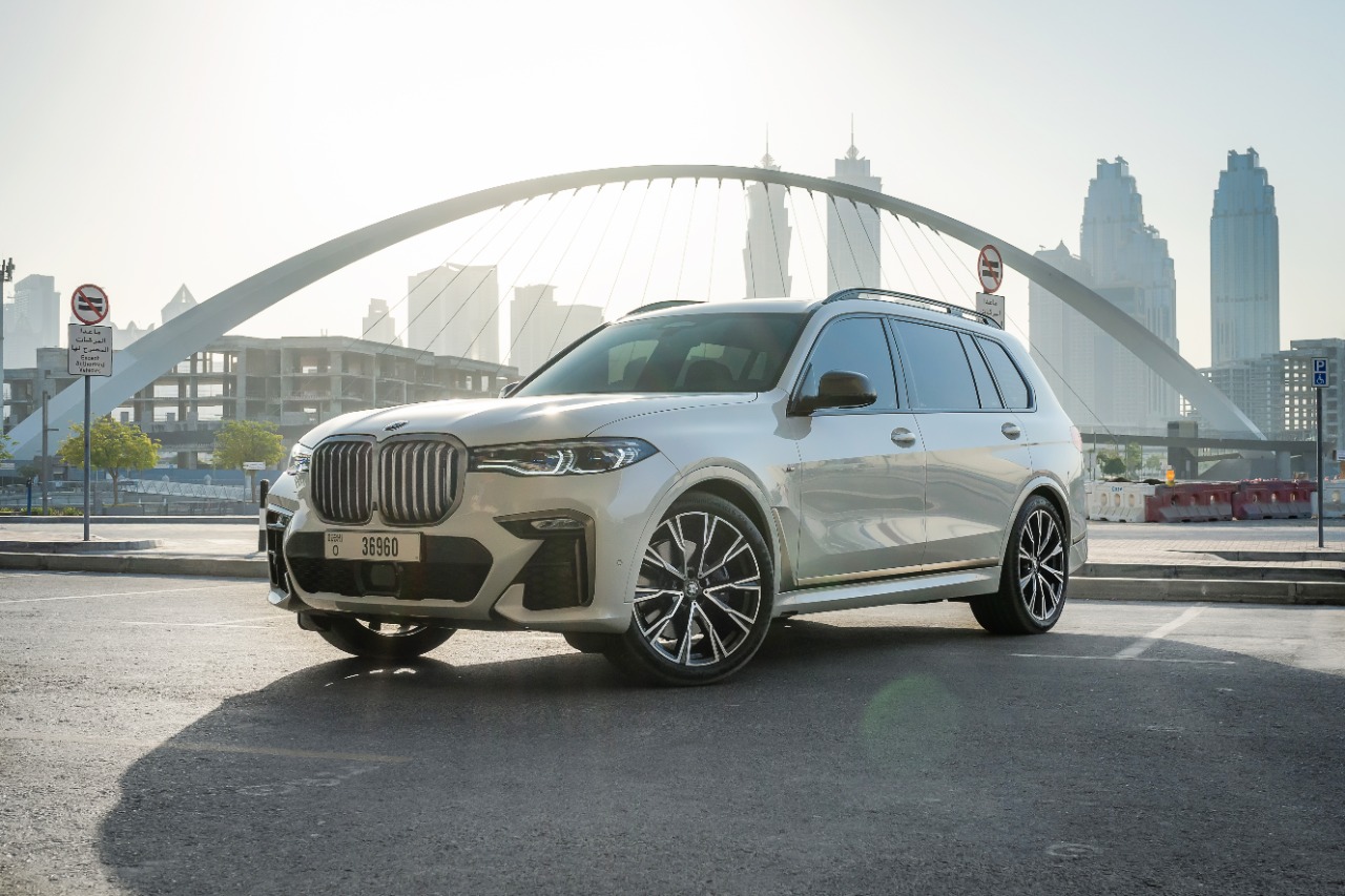 BMW X7 interior and exterior views - Image 3
