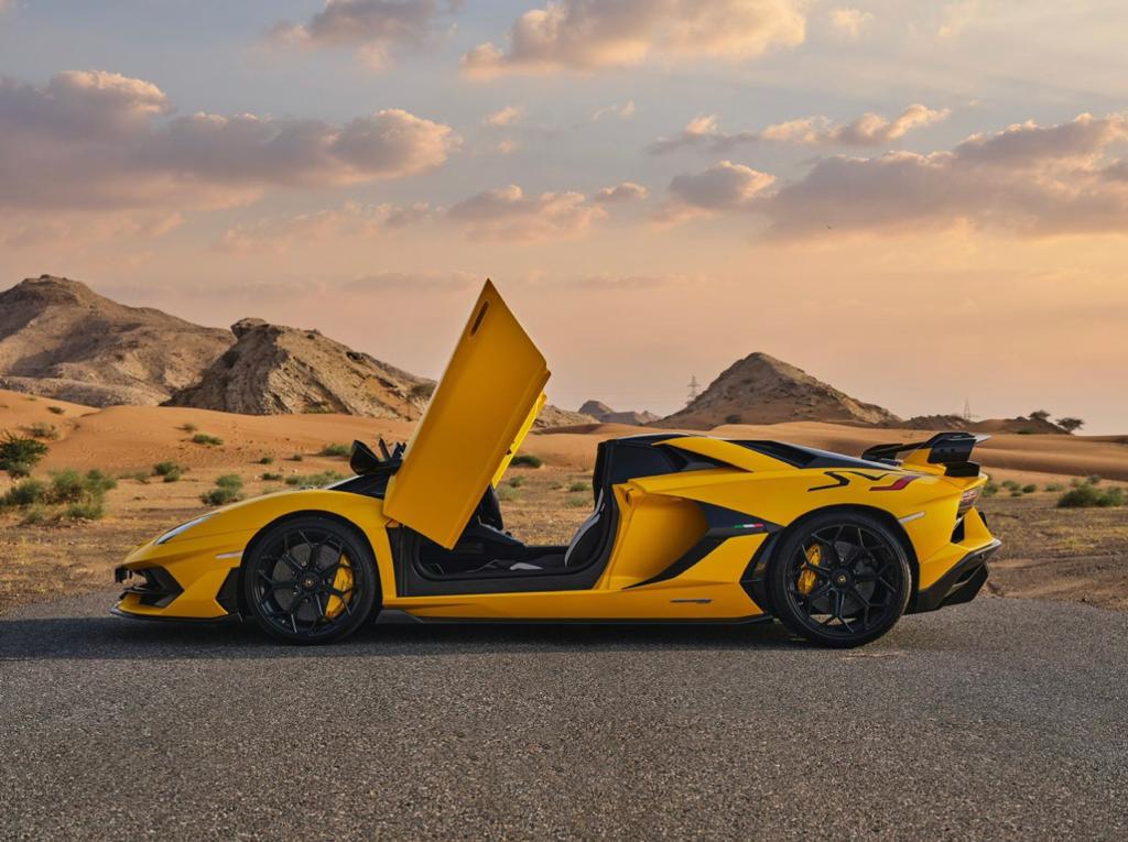 Lamborghini Aventador interior and exterior views - Image 3