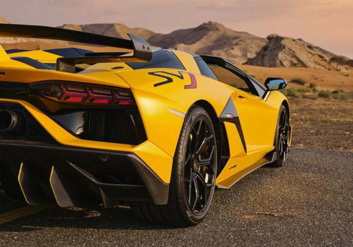 Lamborghini Aventador interior and exterior views - Image 5