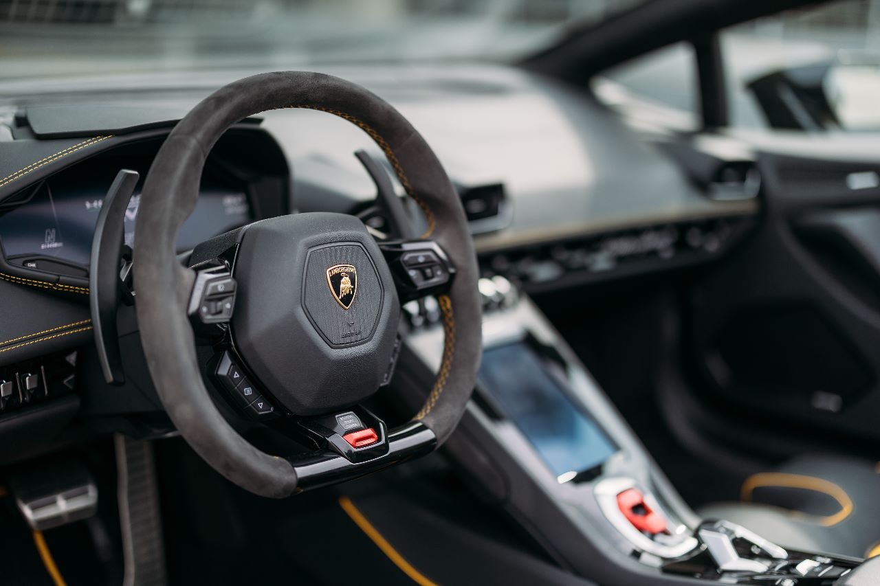 Lamborghini Evo Spyder interior and exterior views - Image 4