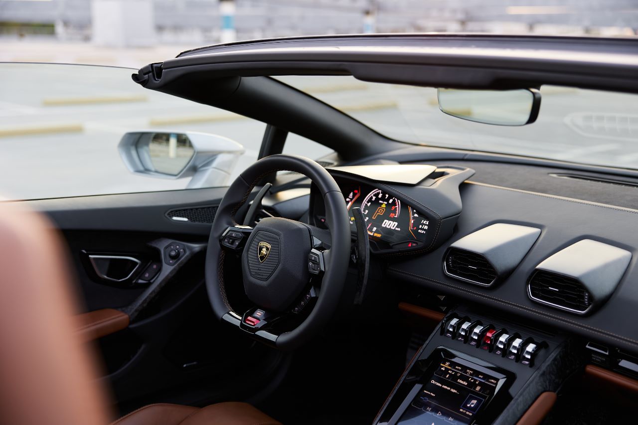 Lamborghini Evo Spyder interior and exterior views - Image 4