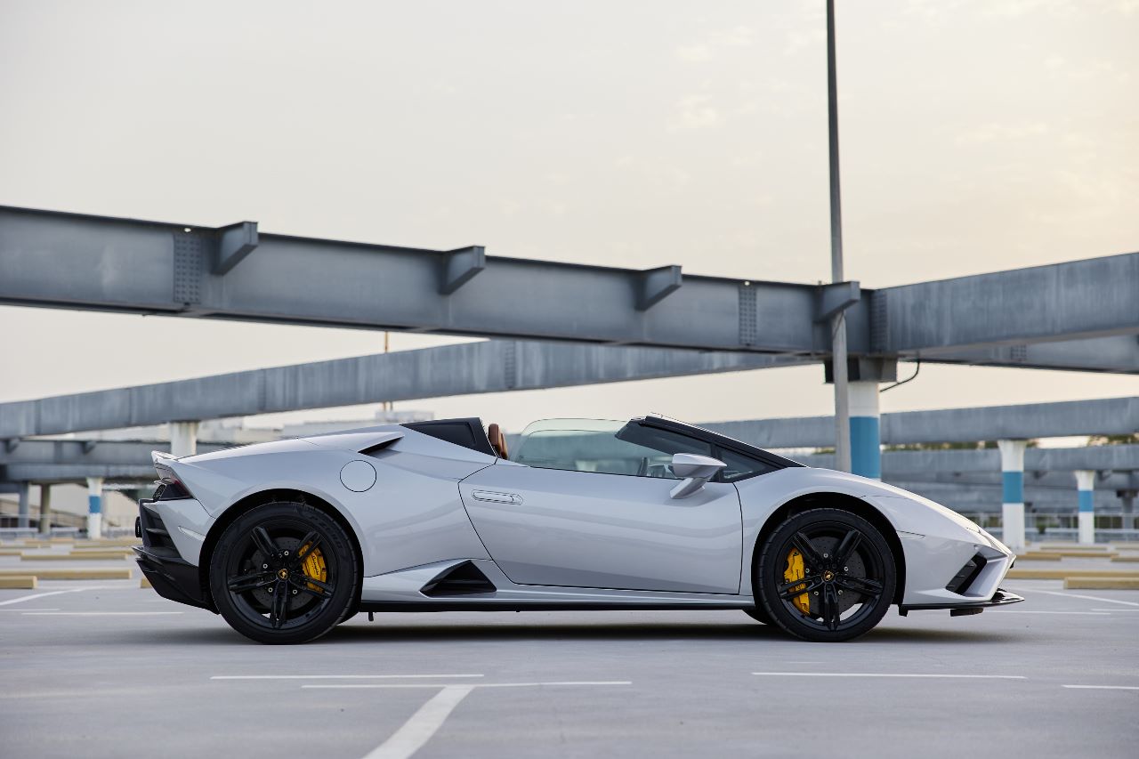 Lamborghini Evo Spyder interior and exterior views - Image 2