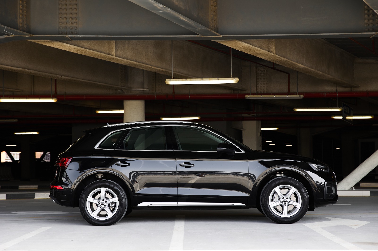 Audi Q5 45 TFSI quattro interior and exterior views - Image 2