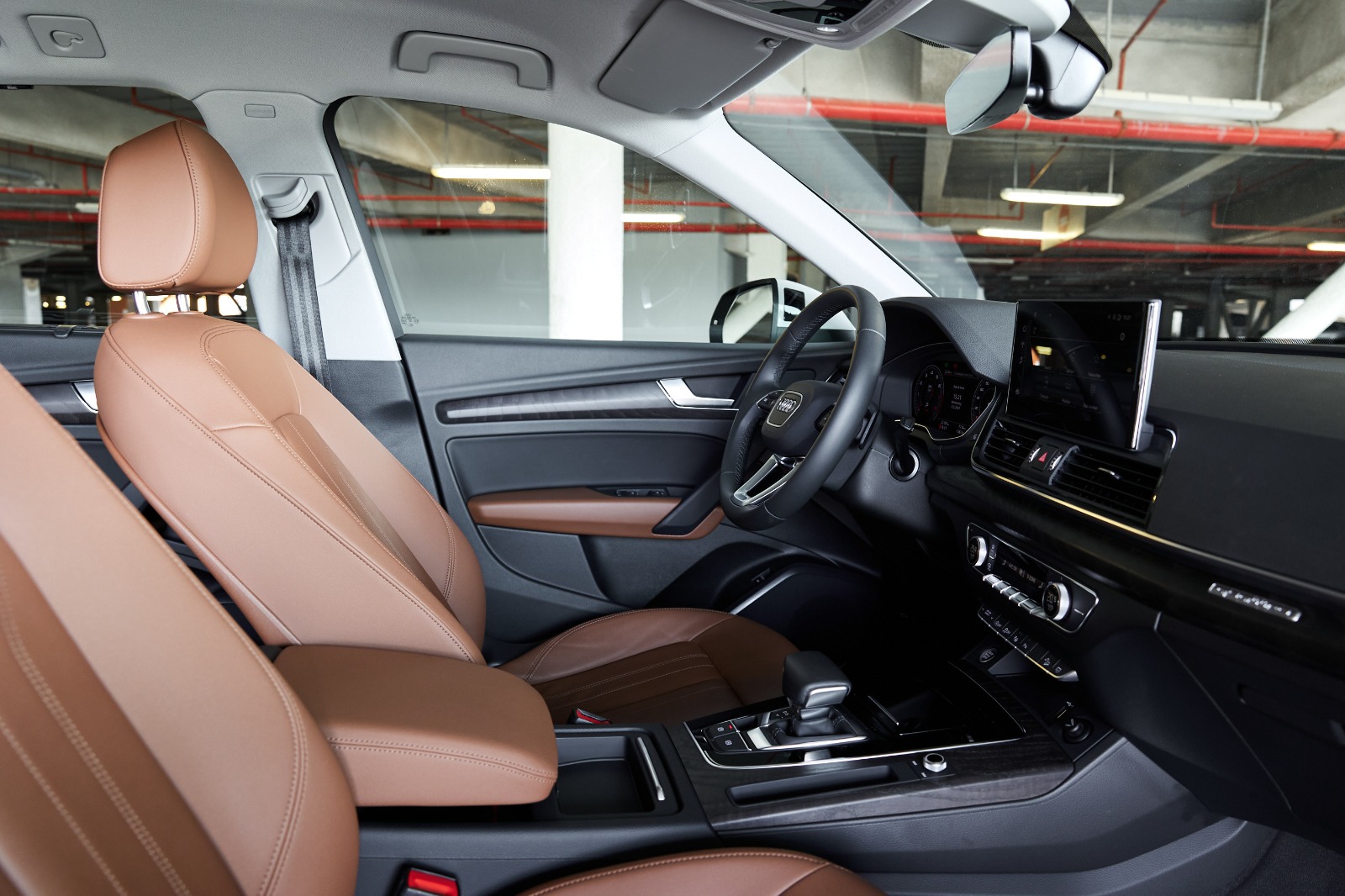 Audi Q5 45TFSI quattro interior and exterior views - Image 4