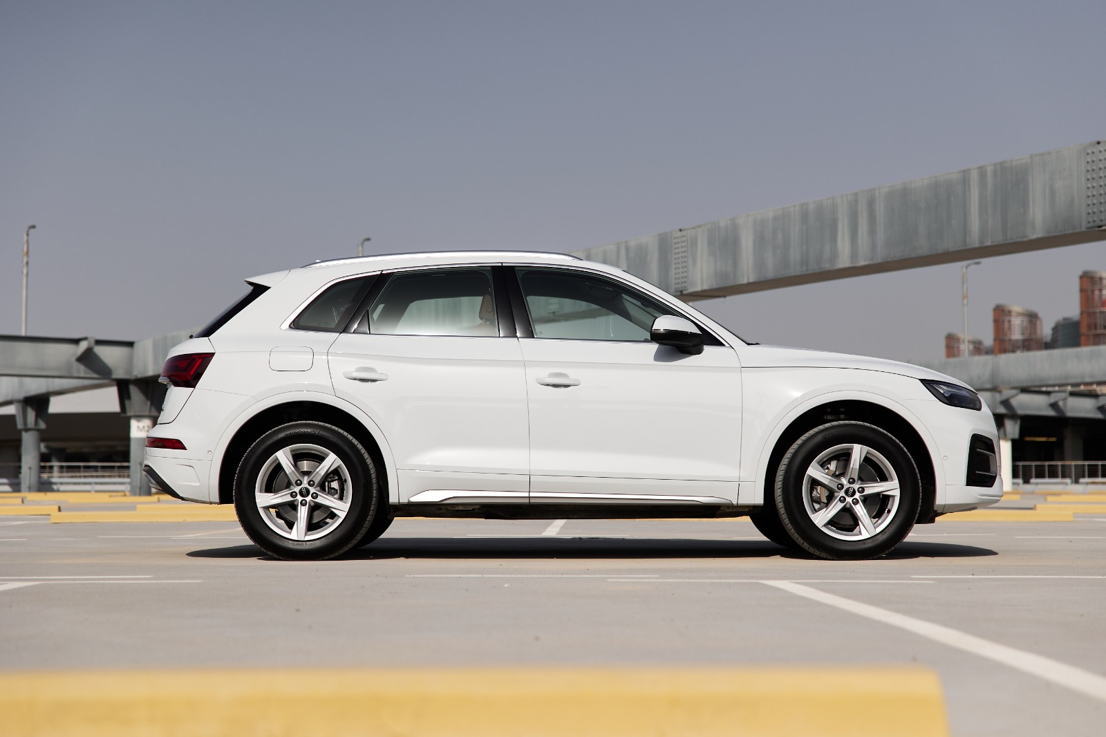 Audi Q5 45TFSI quattro interior and exterior views - Image 3
