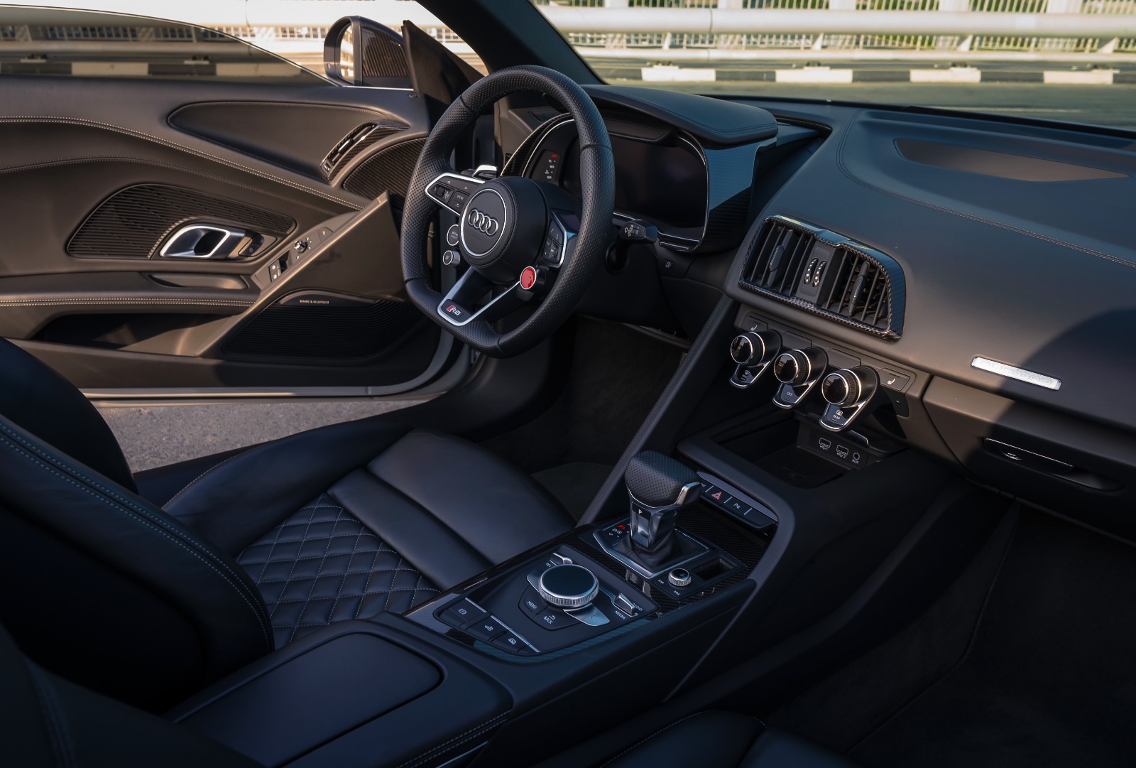Audi R8 V10 Spyder interior and exterior views - Image 4