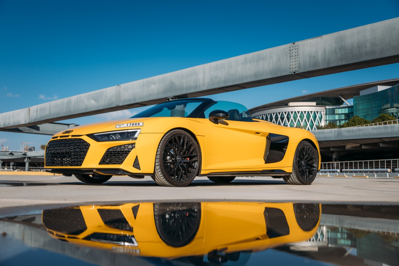 Audi R8 V10 Spyder interior and exterior views - Image 1