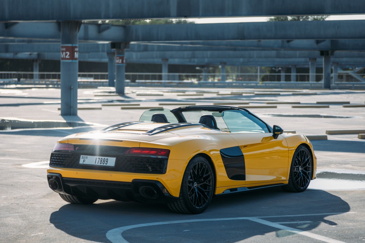 Audi R8 V10 Spyder interior and exterior views - Image 2