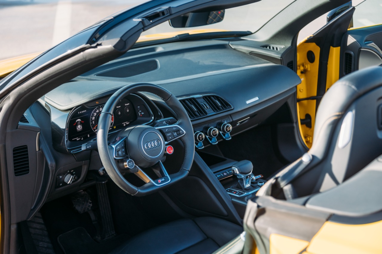 Audi R8 V10 Spyder interior and exterior views - Image 4