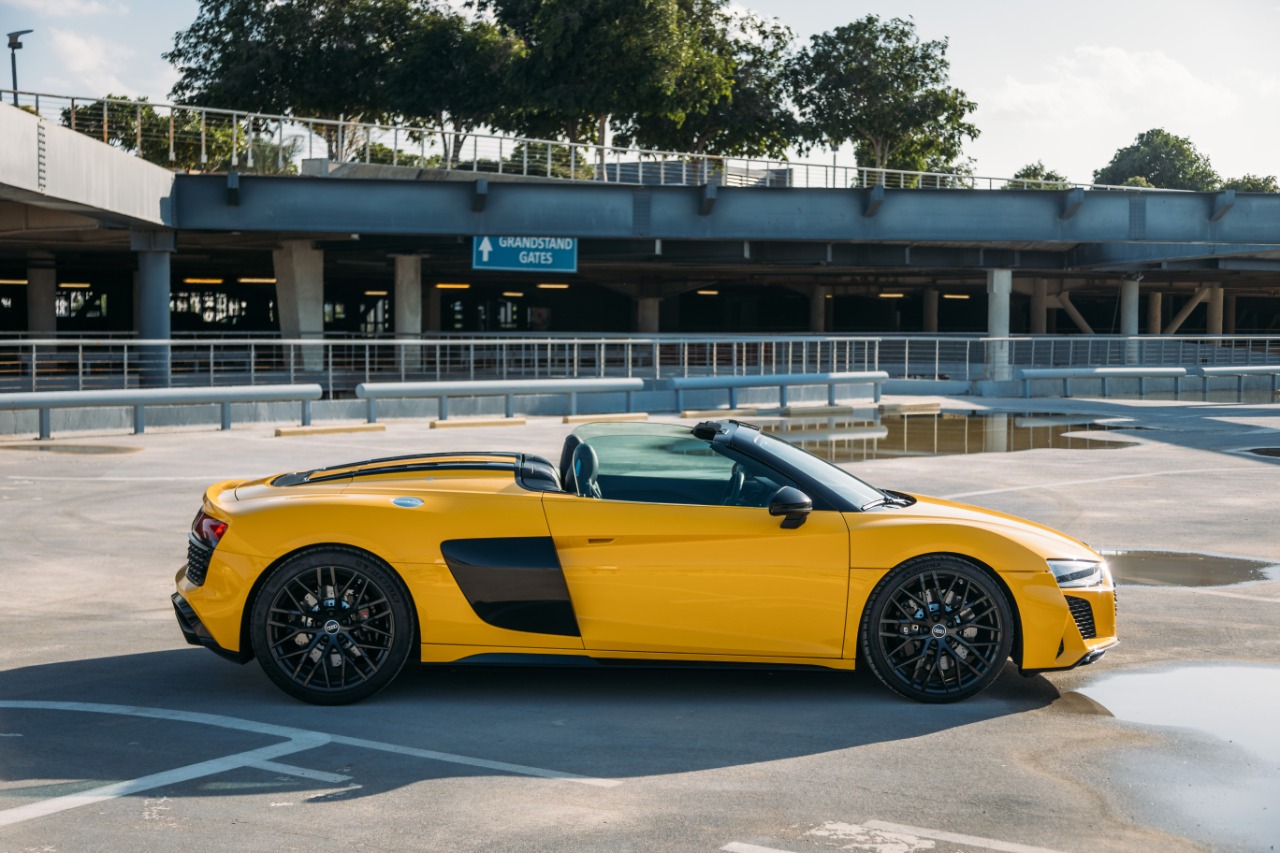 Audi R8 V10 Spyder interior and exterior views - Image 3