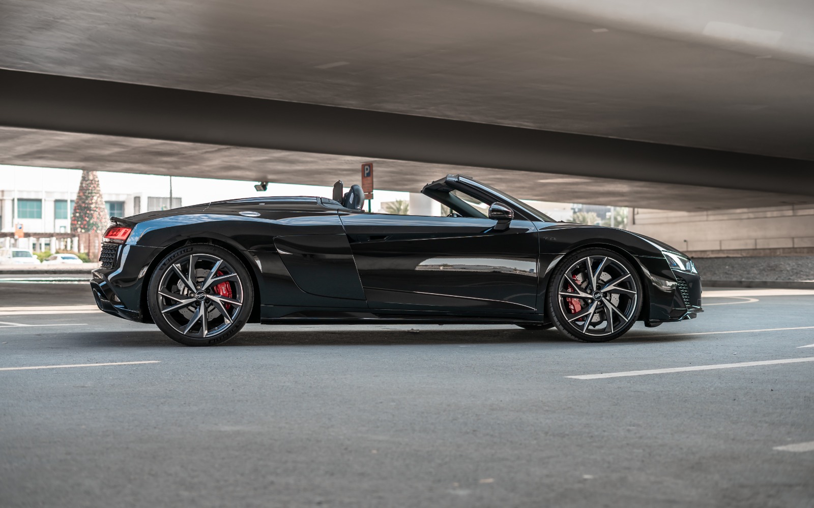 Audi R8 V10 Spyder interior and exterior views - Image 1