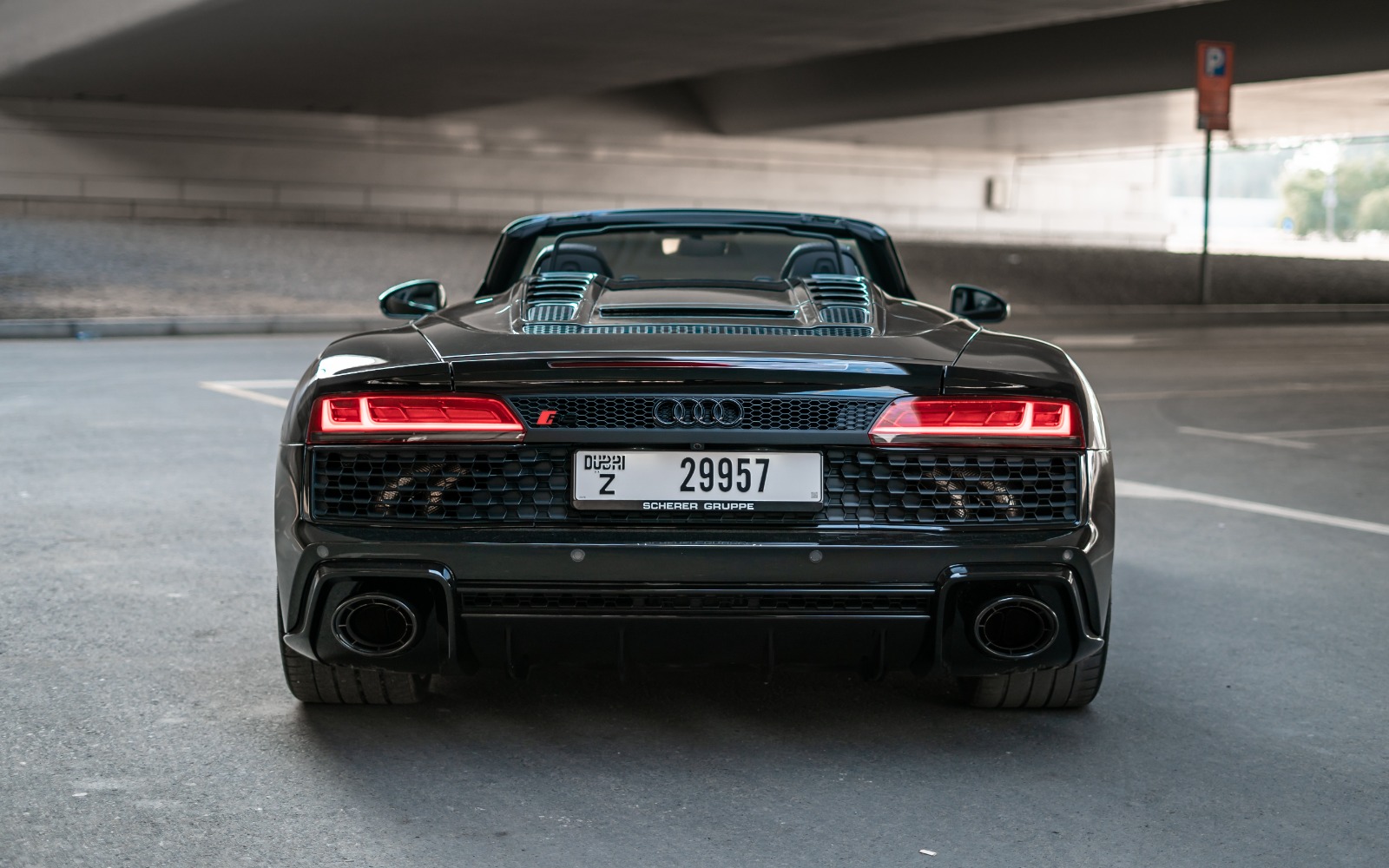 Audi R8 V10 Spyder interior and exterior views - Image 3