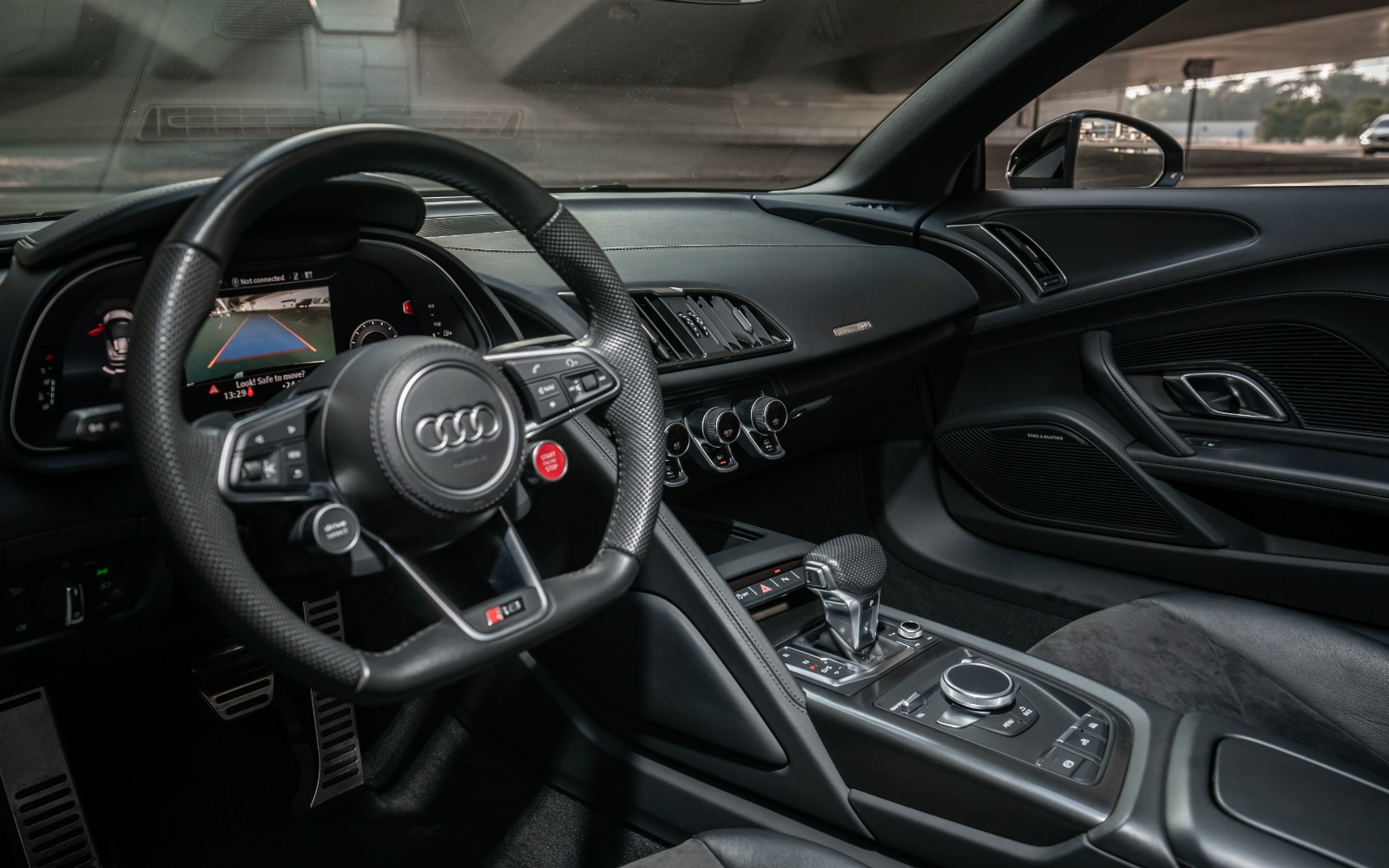 Audi R8 V10 Spyder interior and exterior views - Image 4