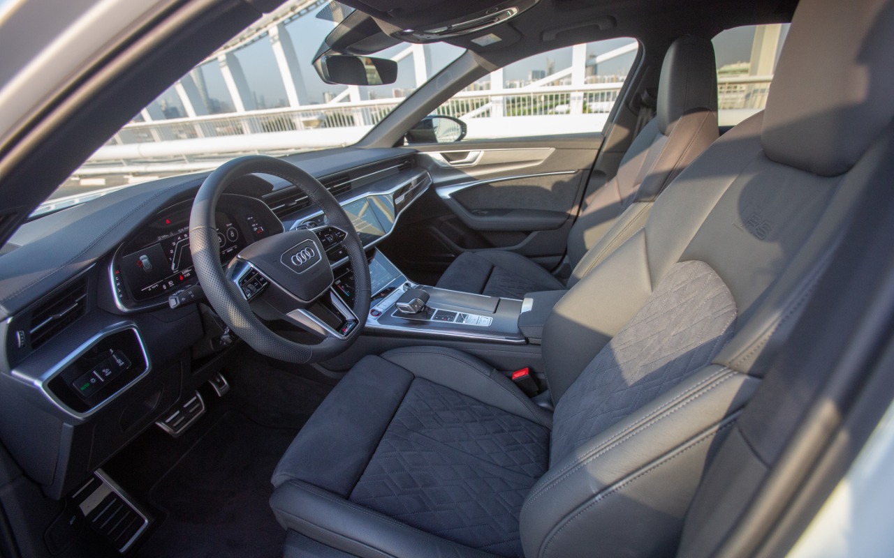 Audi RS6 interior and exterior views - Image 4