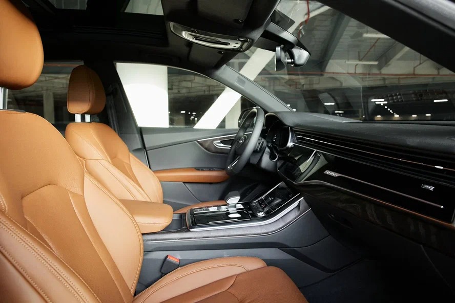 Audi Q8 55TFSI quattro interior and exterior views - Image 4