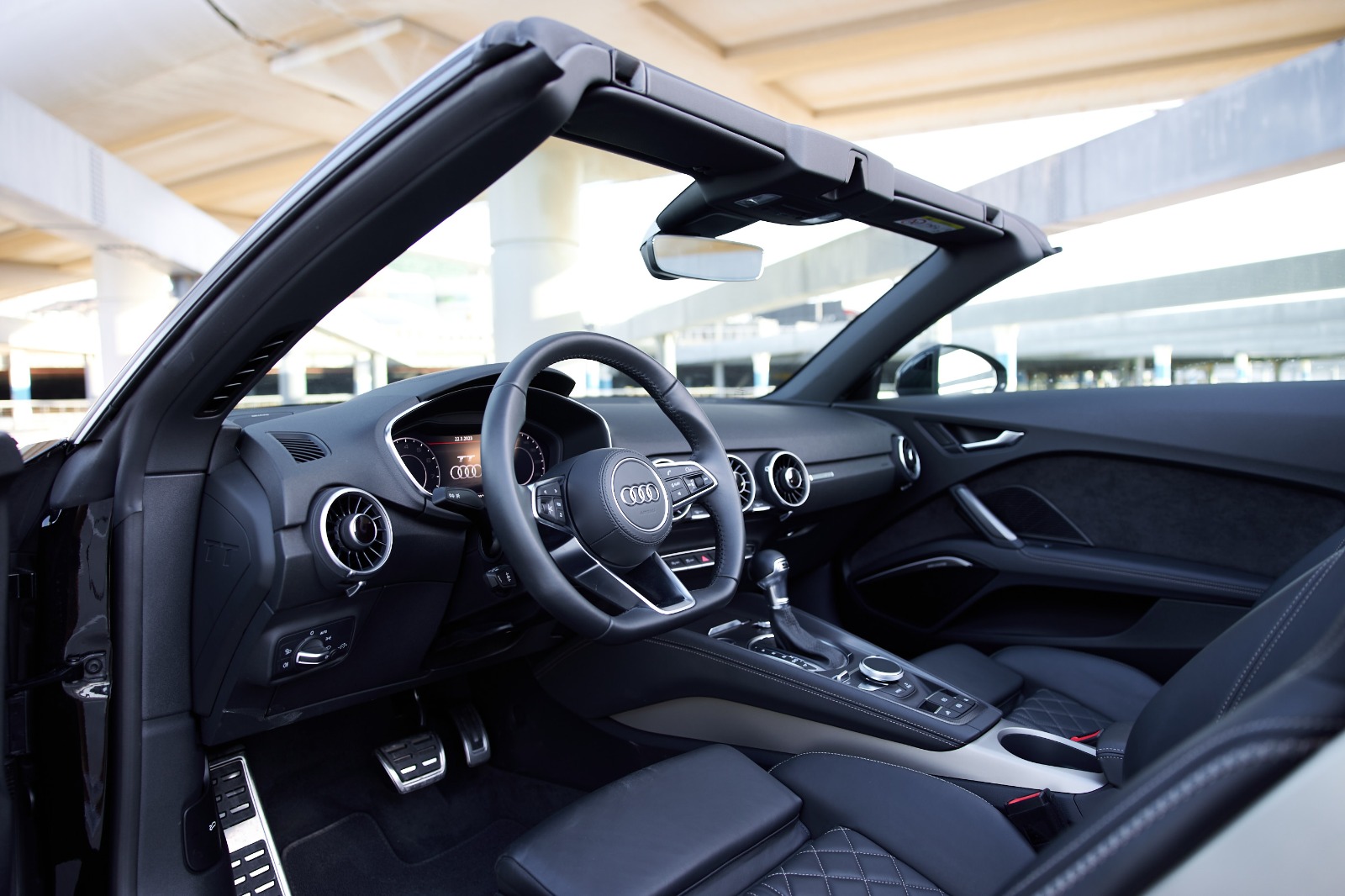 Audi TT interior and exterior views - Image 4