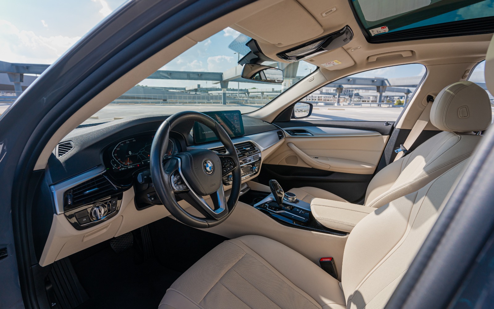 BMW 520i interior and exterior views - Image 4