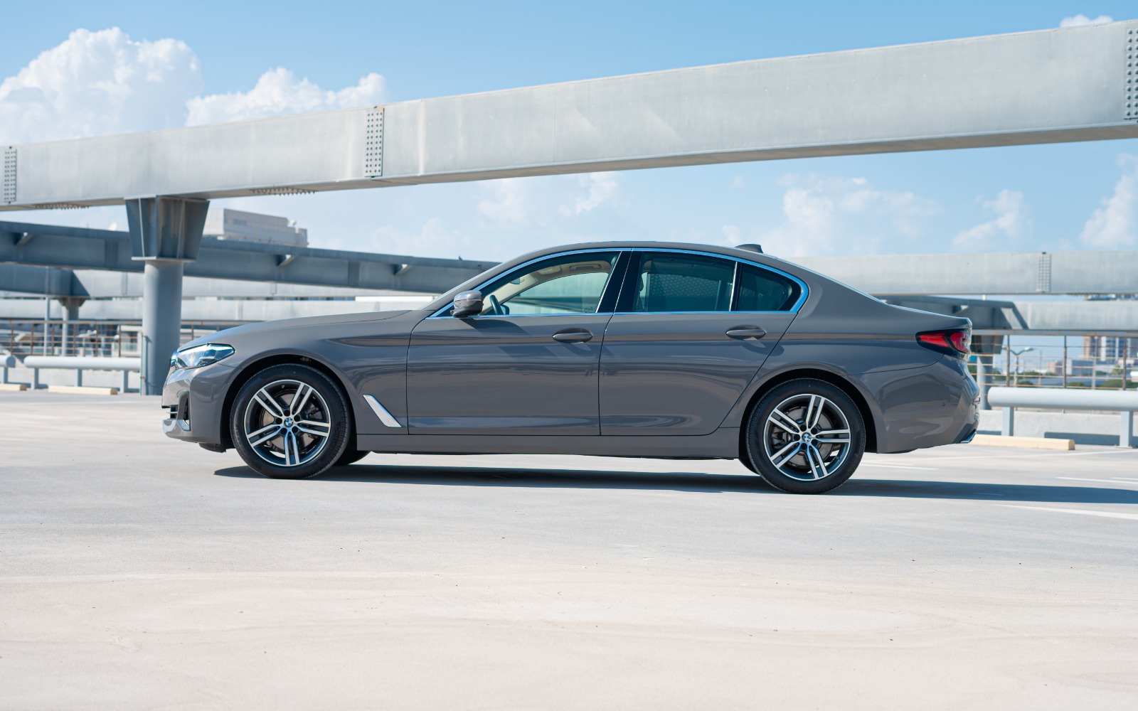 BMW 520i interior and exterior views - Image 2