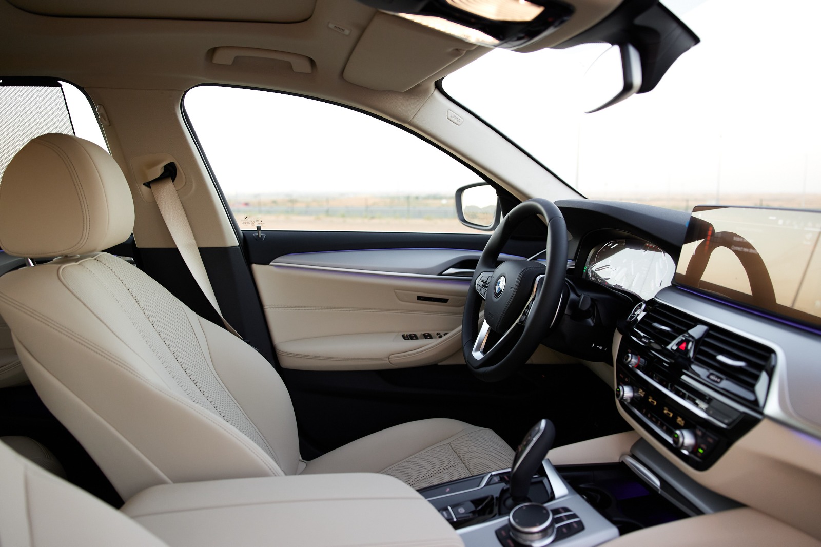 BMW 520i interior and exterior views - Image 4