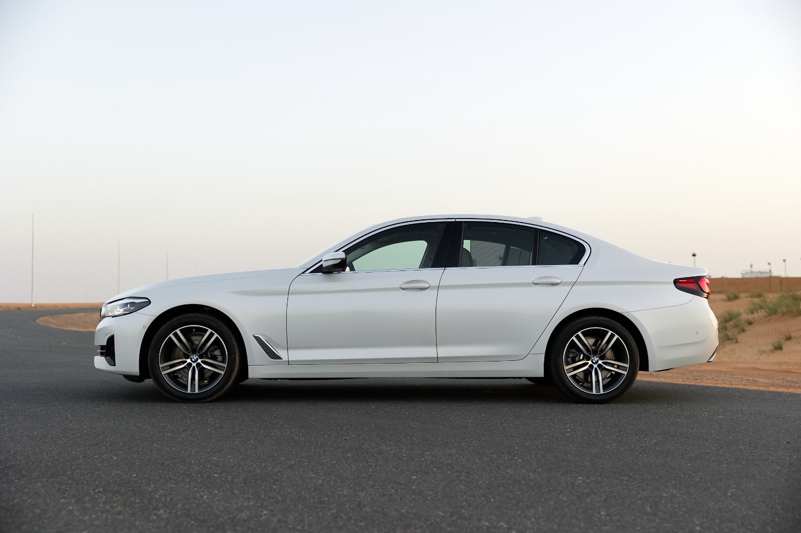 BMW 520i interior and exterior views - Image 3