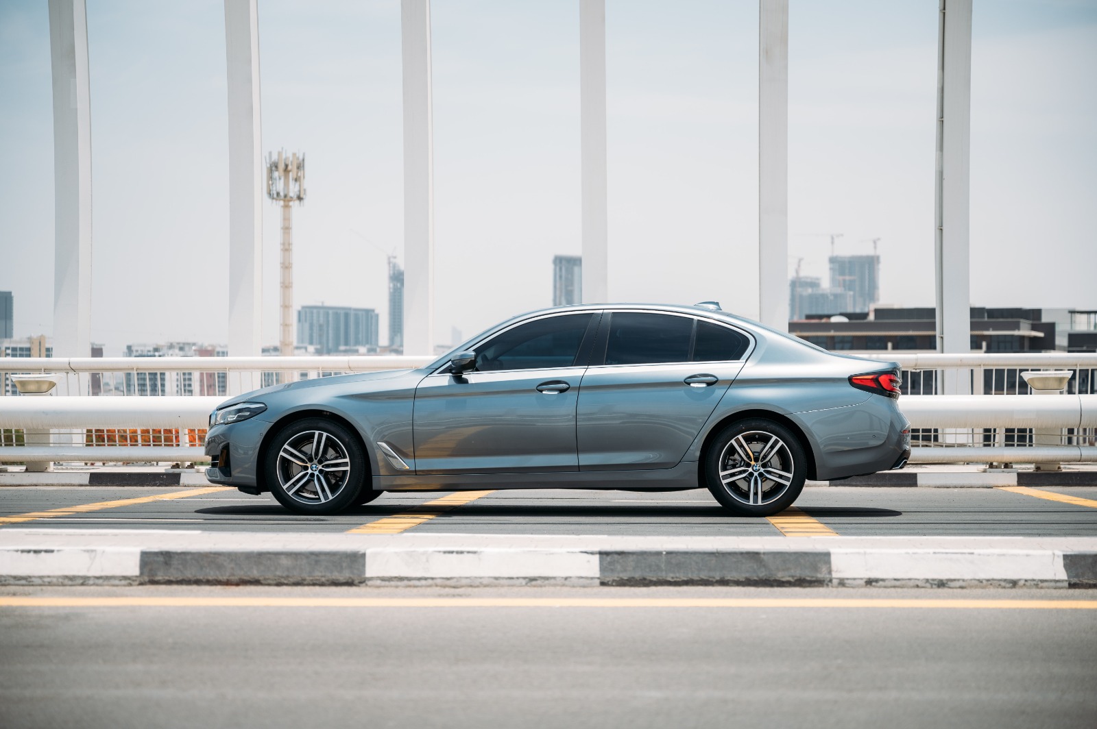 BMW 520i interior and exterior views - Image 2