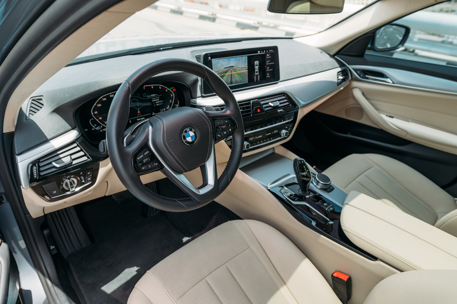 BMW 520i interior and exterior views - Image 4