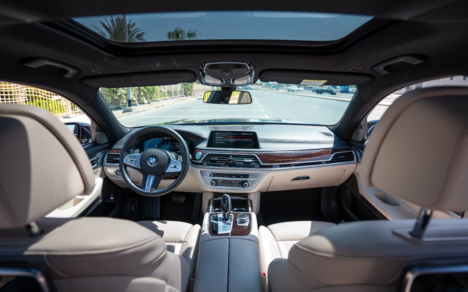 BMW 730Li interior and exterior views - Image 4
