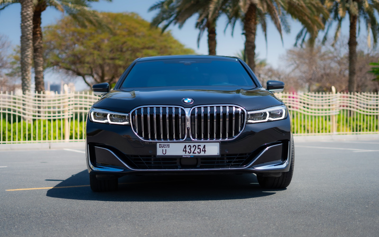 BMW 730Li interior and exterior views - Image 2