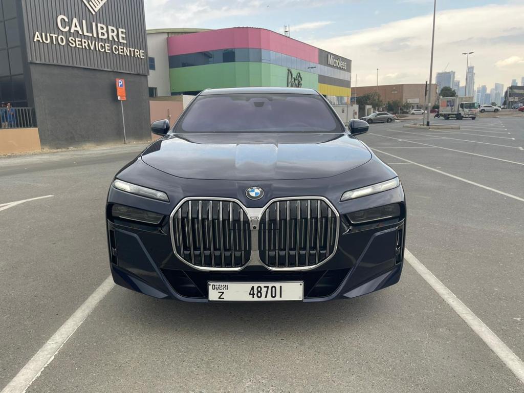 BMW 740Li interior and exterior views - Image 1